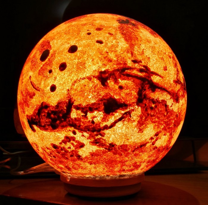 These Realistic Planet and Moon Lamps Will Bring the Space Into Your Room